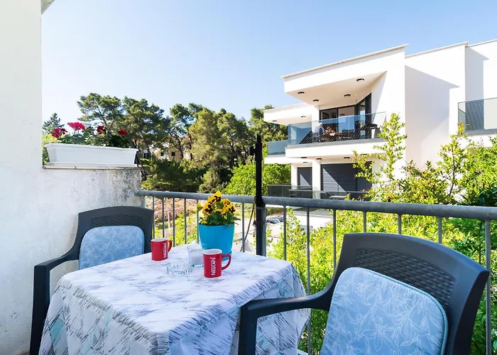Beautiful Apartment In Vrboska With Kitchenette