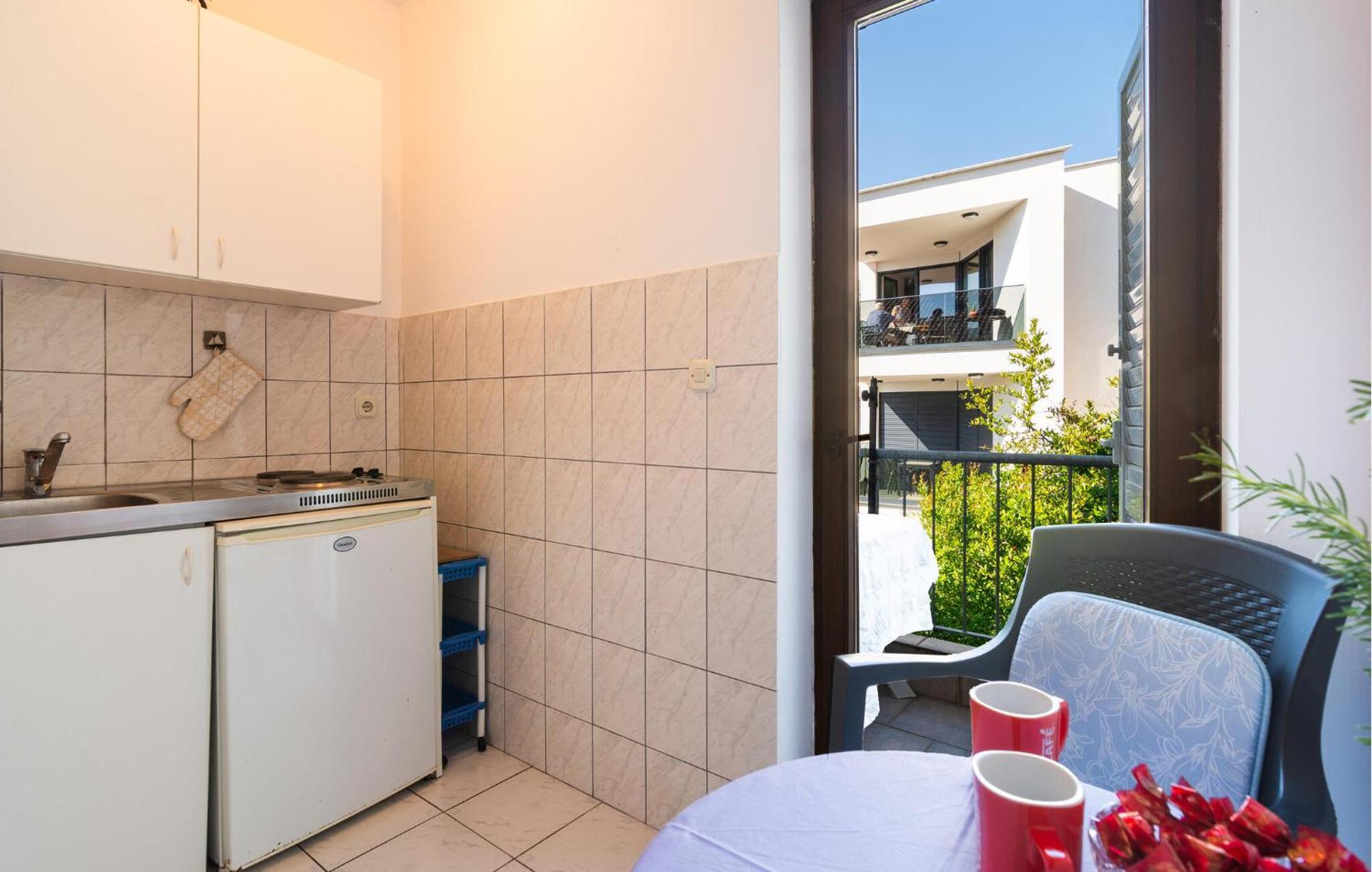 Beautiful In With Kitchenette Apartment *