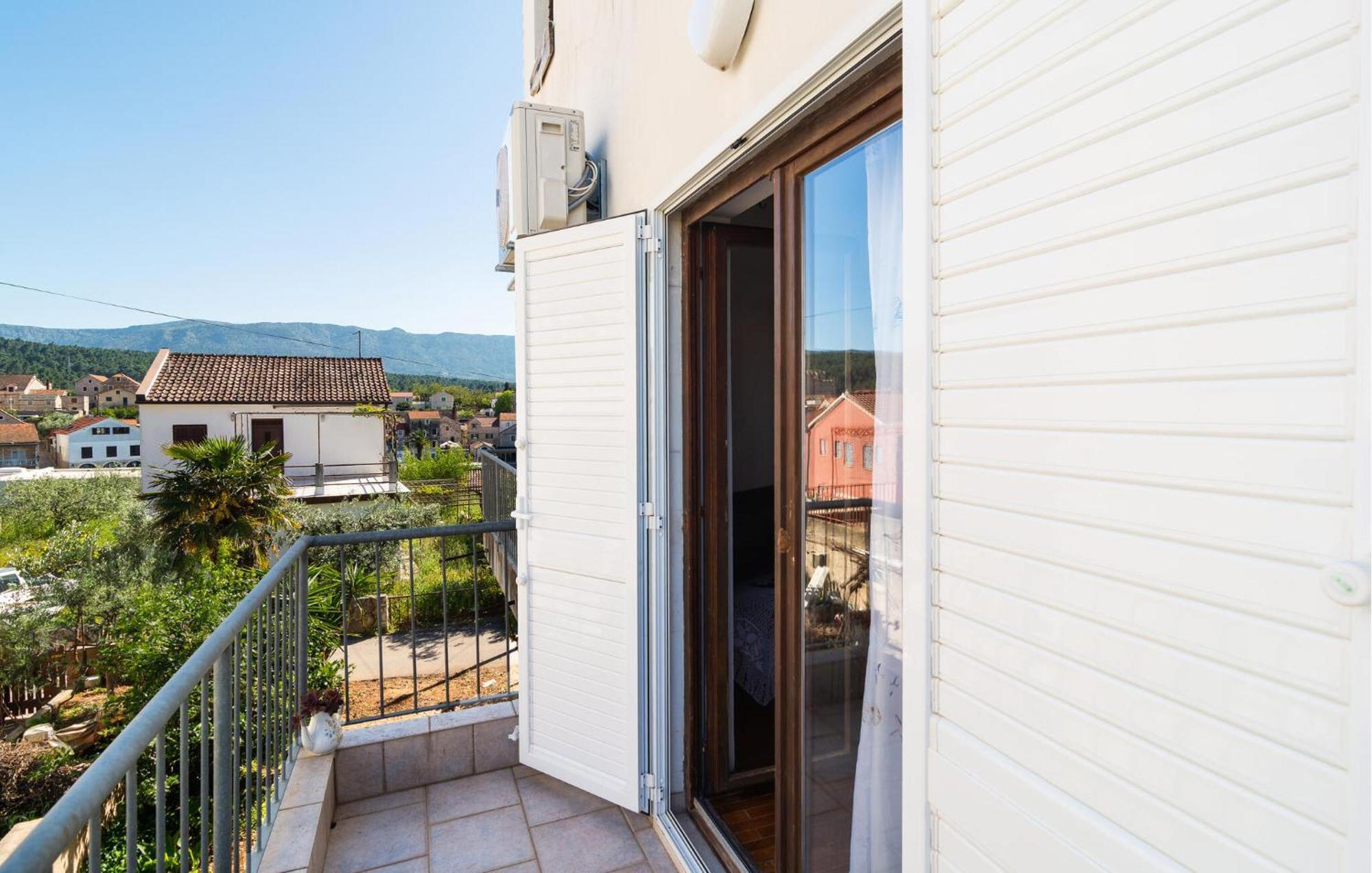Beautiful In With Kitchenette Apartment *